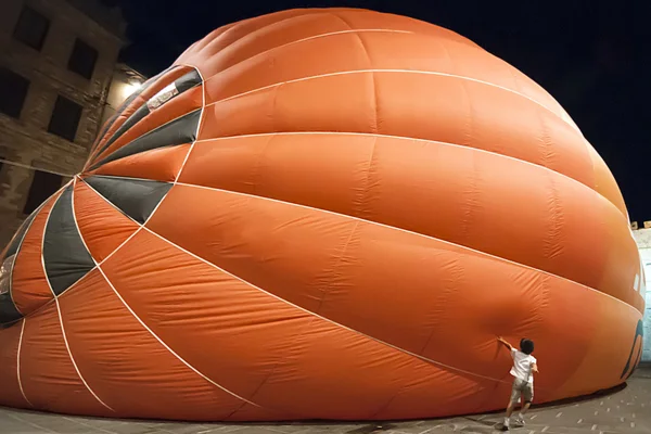 Bambino che tocca Mongolfiera