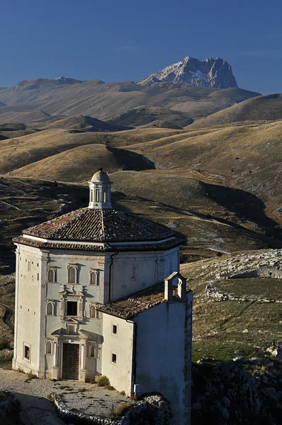 Santa Maria della Pietà und Rocca Calascio — Stockfoto