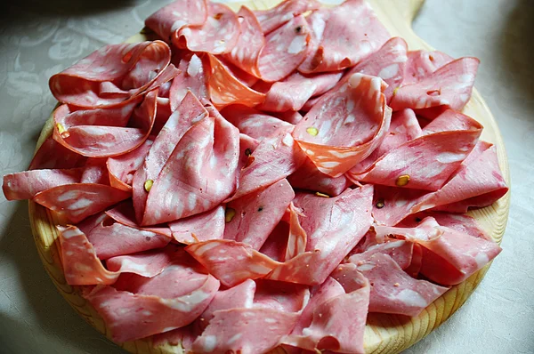 Mortadella kesme tahtası üzerinde