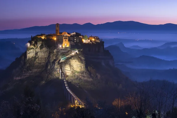 Alacakaranlıkta Civita di Bagnoregio — Stok fotoğraf