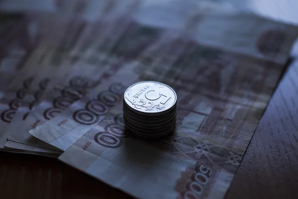 Rollo de dinero en una mesa — Foto de Stock