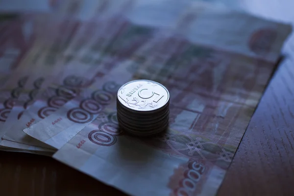 Rollo de dinero en una mesa — Foto de Stock