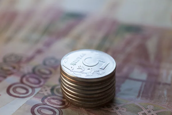 Rollo de dinero en una mesa — Foto de Stock