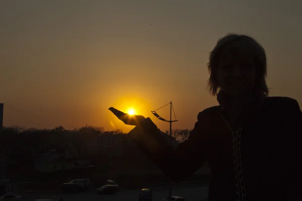 Solen i en hand — Stockfoto
