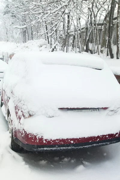 El coche en la nieve — Foto de Stock