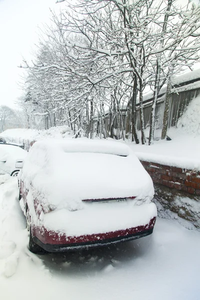 El coche en la nieve — Foto de Stock