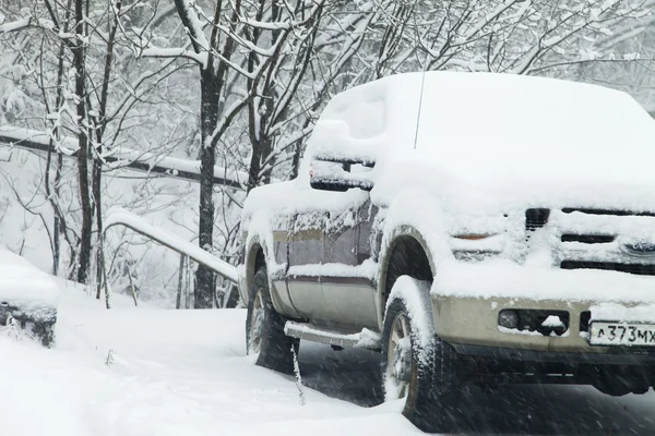 El coche en la nieve —  Fotos de Stock