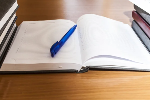 Boeken op een tafel — Stockfoto