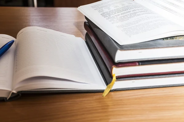 Boeken op een tafel — Stockfoto