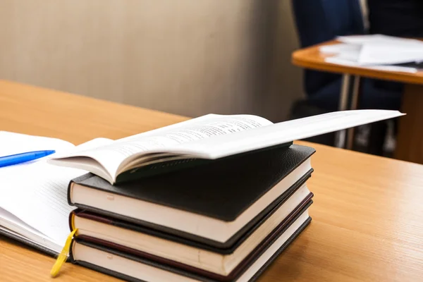 Boeken op een tafel — Stockfoto