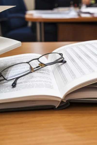 Boeken op een tafel — Stockfoto