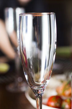 Masadaki gözlükler.