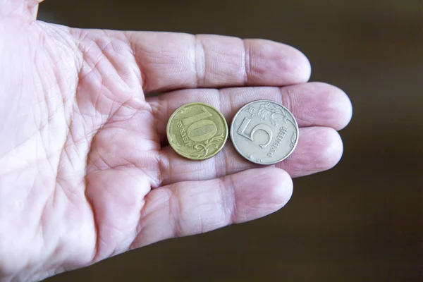 Monedas en una mano —  Fotos de Stock