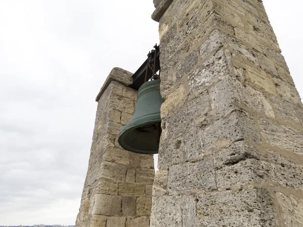 Starożytny dzwonek wisi na starożytnej ścianie i nigdy nie dzwoni — Zdjęcie stockowe