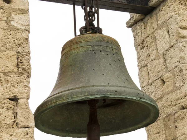 Campana antica pende su un muro antico e non chiama mai — Foto Stock