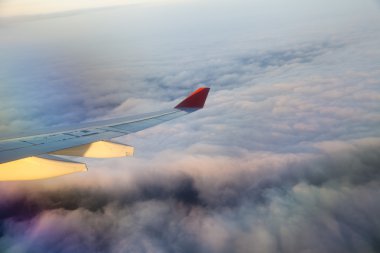 Uçak penceresinin manzarası.