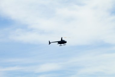 Gökyüzünde helikopter