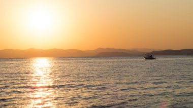 gün batımında denize