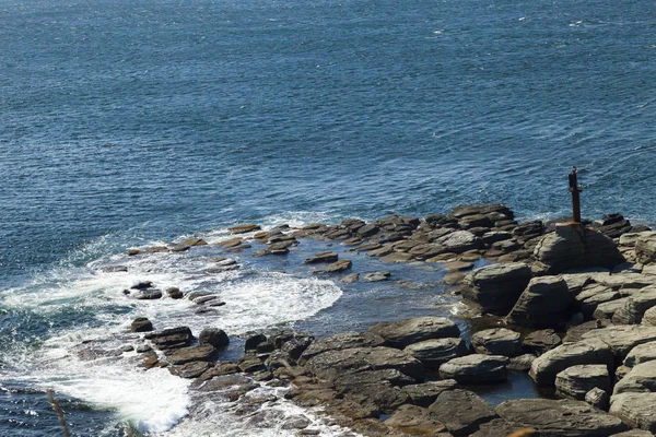 Камни и море — стоковое фото