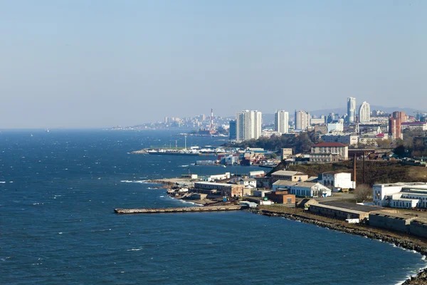 Seashore vicino alla città — Foto Stock