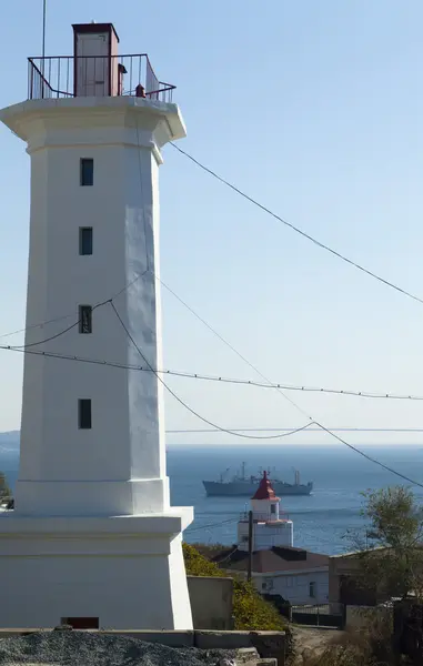 The lighthouse on the shore — Stock Photo, Image