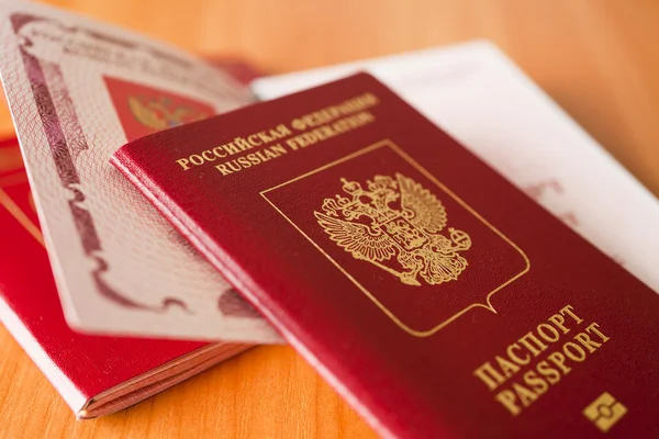 Паспорт на столе — стоковое фото
