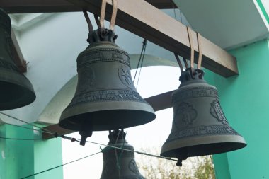 Bir çan kulesi üzerinde çanları