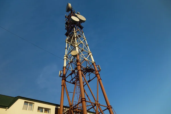 Wieża wysoki komunikacja — Zdjęcie stockowe