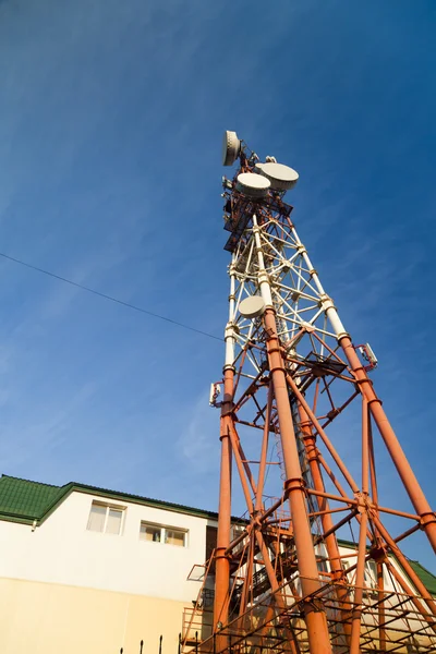 Vysoké komunikační věž — Stock fotografie