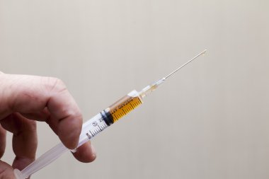 Bir elinde şırınga