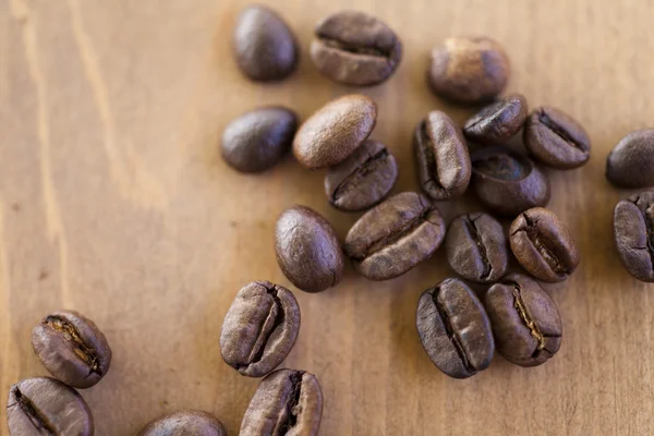 Grains de café sur une table — Photo