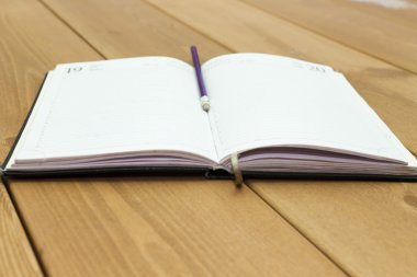 Bir tablo üzerinde kitap