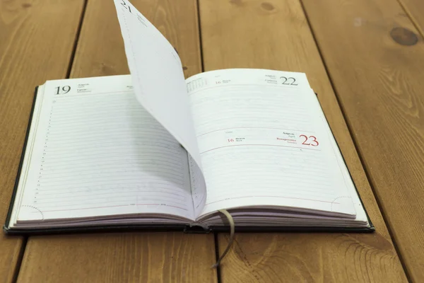 Het boek op een tafel — Stockfoto