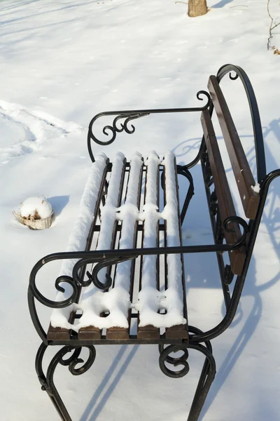 Lavička na sněhu — Stock fotografie