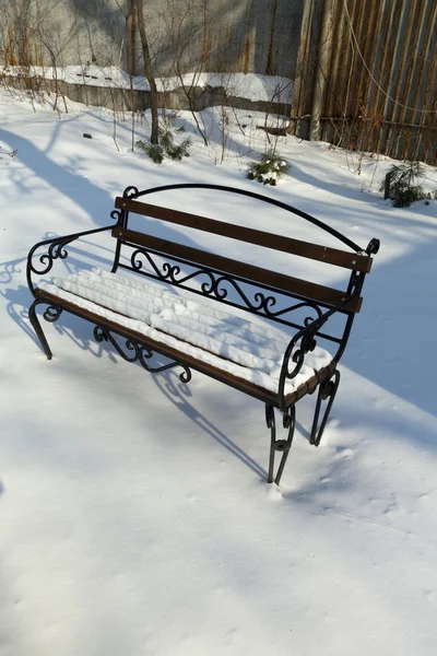 雪の中でベンチ — ストック写真