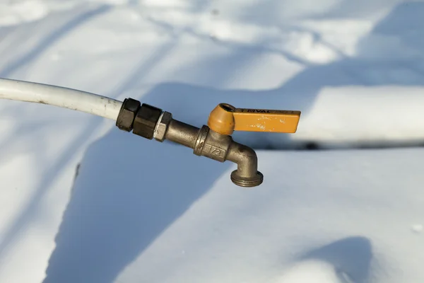 Robinet d'eau en hiver Image En Vente