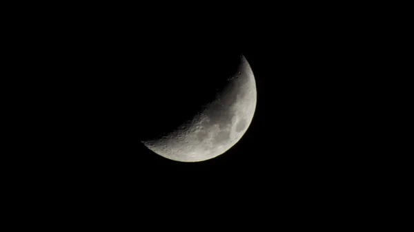 Lua crescente brilhante — Fotografia de Stock