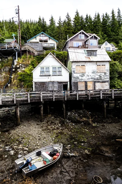 Heuvel huizen op oevers van rive — Stockfoto