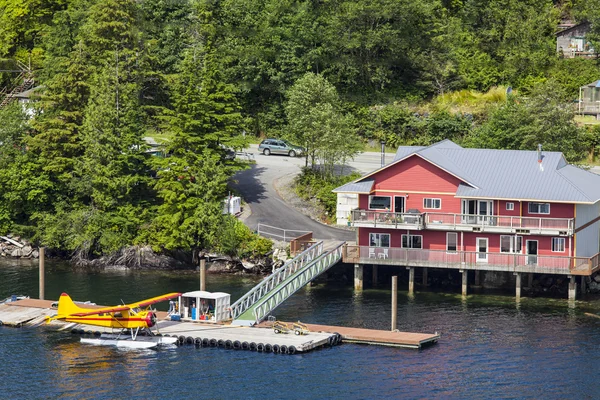 Float plan väntar att tanka på depot — Stockfoto