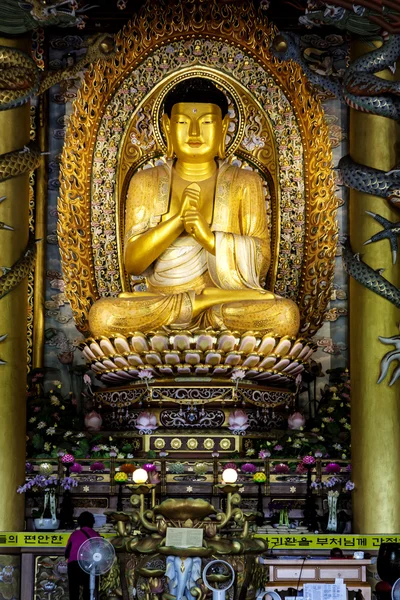Gouden Boeddha in de yakcheonsa boeddhistische tempel Stockafbeelding
