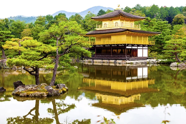 Templo do Pavilhão Dourado e jardins em Kyoto Fotos De Bancos De Imagens