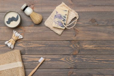 Tahta arka planda erkek için traş aletleri ve banyo aksesuarları vardı. Sıfır atık.