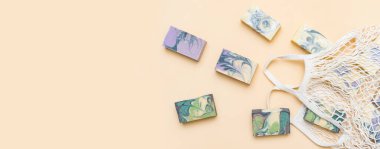 İp torbası ya da el yapımı sabunlu ağ torbası. Sıfır atık, çevre dostu kozmetik konsepti.