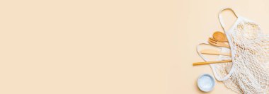 Bambu çatal bıçaklı örgü market çantası. Sürdürülebilir yaşam tarzı. Plastiksiz konsept. Sıfır atık çevre dostu temizlik teması