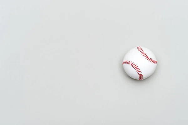 Primer Plano Pelota Béisbol Sobre Fondo Gris Concepto Entrenamiento Línea — Foto de Stock