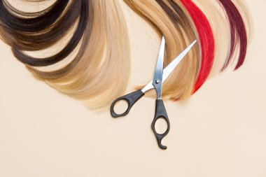 Kuaför aksesuarları, makas ve bir tutam saç. Kuaför servisi