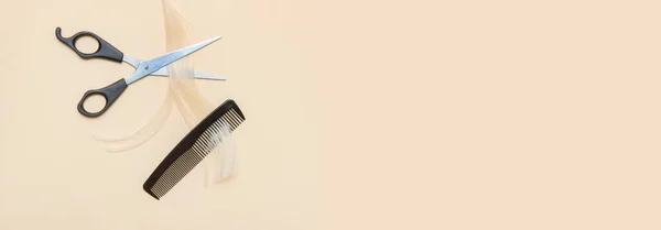Ножницы Парикмахера Расческой Прядью Светлых Волос Фоне Цвета Верблюдов Сервик — стоковое фото