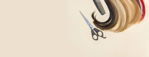 Hairdresser Scissors Comb Strand Hair Camel Color Background Hairdresser Service — Stock Photo, Image