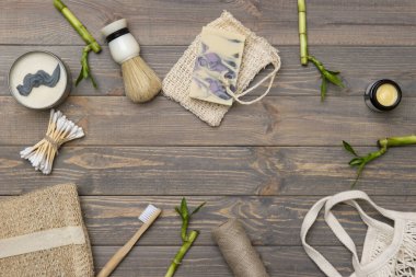 Tahta arka planda erkek için traş aletleri ve banyo aksesuarları vardı. Sıfır atık.