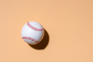 Beyzbol topunu deve rengi arka planda kapat. Çevrimiçi çalışma kavramı.